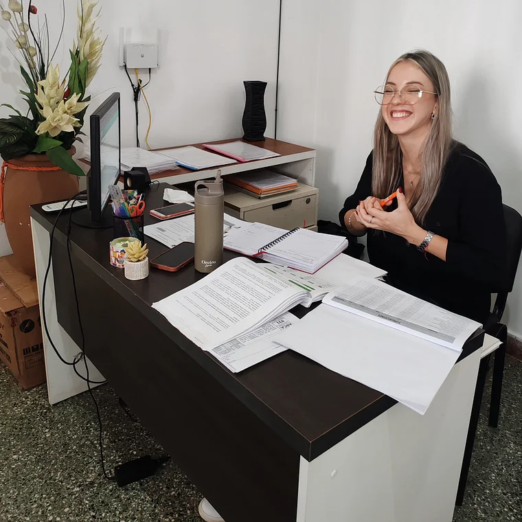 Delfina trabajando con documentación del estudio contable