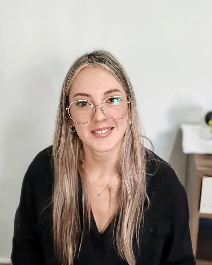 Delfina, administrativa del estudio contable MZ
