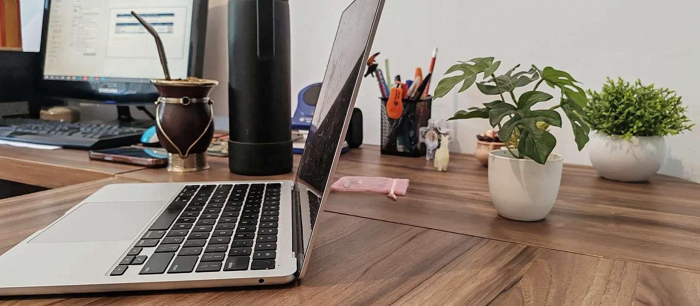 Notebook, mate y plantas sobre un escritorio del estudio contable MZ
