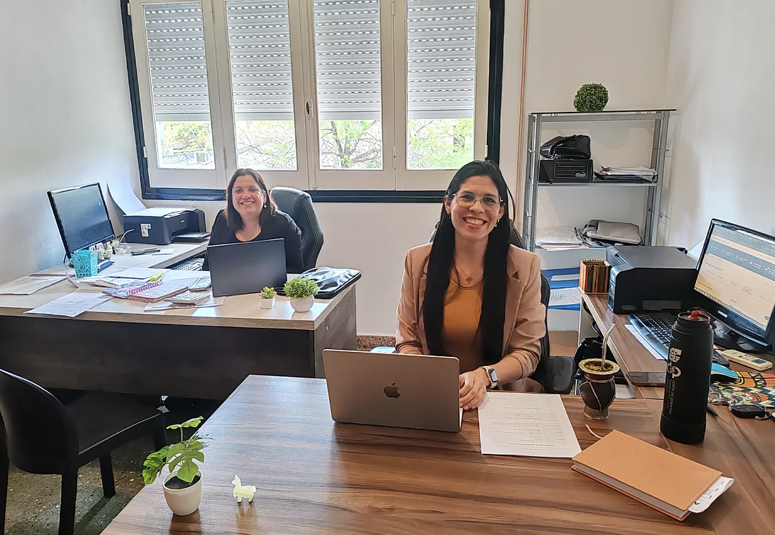 Noelia Mianovich y Raquel Zibecchi trabajando en el estudio contable